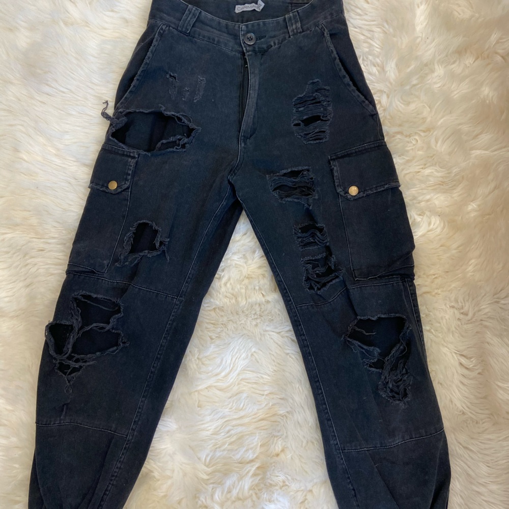 Trendy ripped jeans 🖤